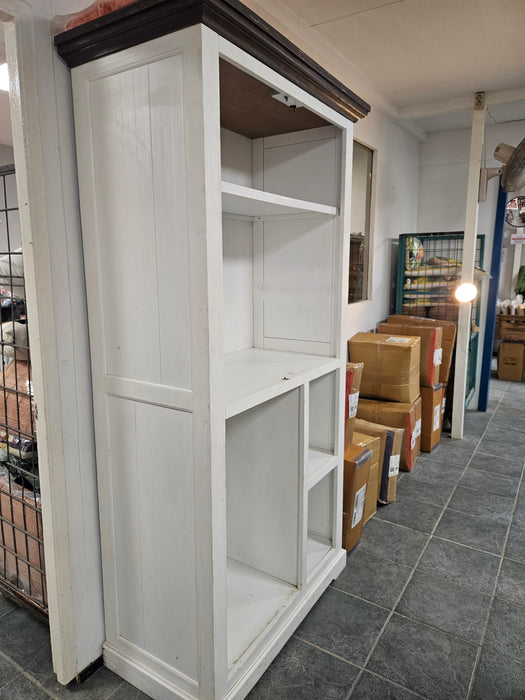 K039 | Witte kast
