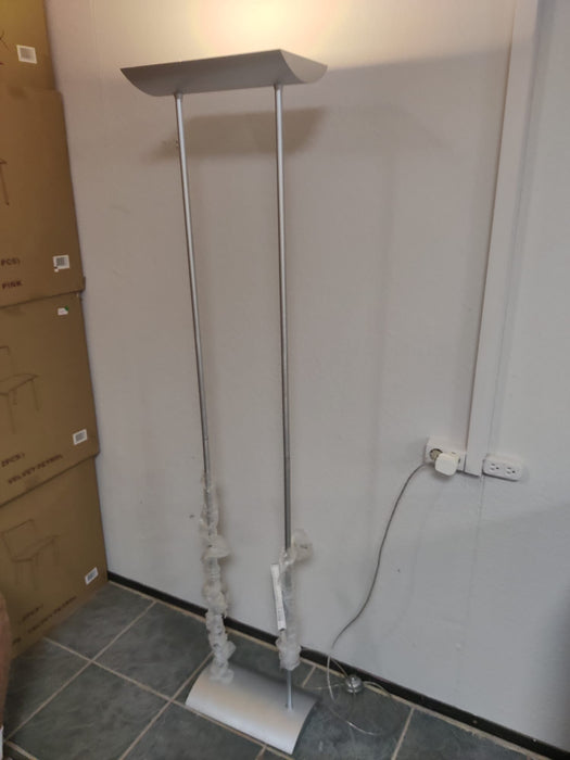 K011 | Lamp 220v 187cm hoog