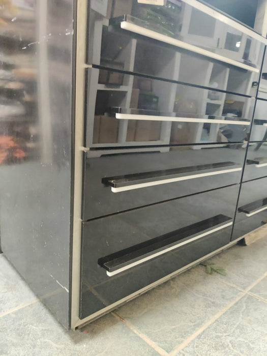 K018 | Zwarte presentatie kast - 16 laden - 250x86x50cm