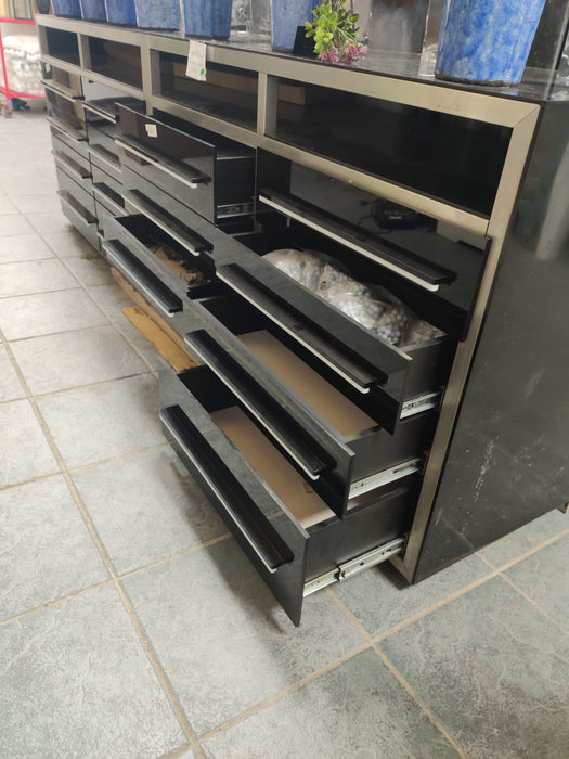 K018 | Zwarte presentatie kast - 16 laden - 250x86x50cm