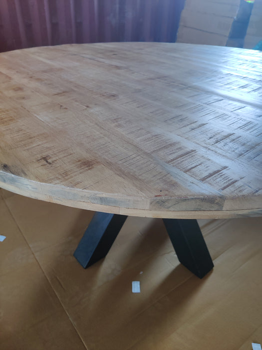 K074 | Mangohouten ronde tafel 150cm (licht beschadigd)