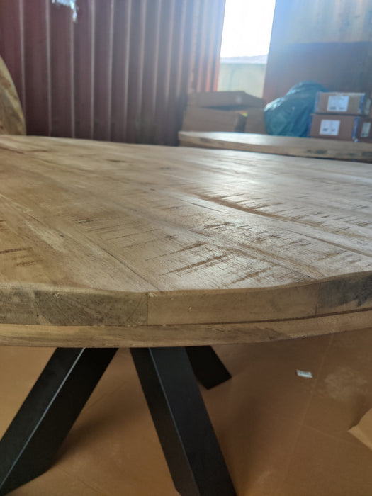 K076 | Mango wood round table 150cm (slightly damaged)