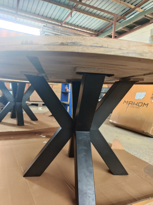 K076 | Mango wood round table 150cm (slightly damaged)