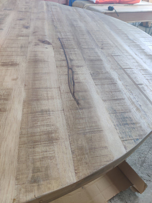 K076 | Mango wood round table 150cm (slightly damaged)